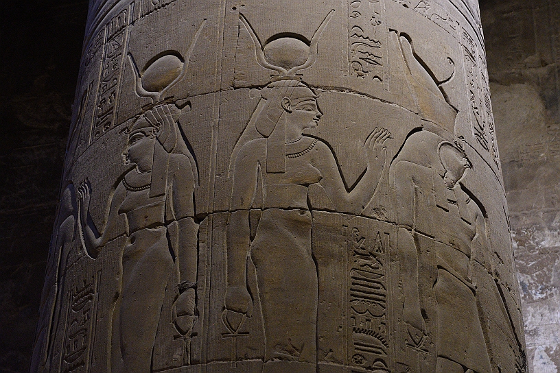 22 MAK_6282.jpg - La dea Hathor con la corona composta da corna bovine a simboleggiare la fertilità e la maternità e il disco solare a rappresentare la sua connessione con il dio del sole Ra, accanto a lei si trova il dio Horus, riconoscibile dalla testa di falco.